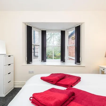 Open Plan City Living With 2 Ensuite Bedrooms *