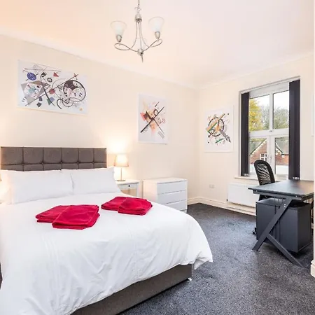 Open Plan City Living With 2 Ensuite Bedrooms * يورك