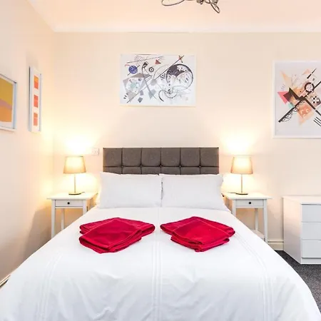 Open Plan City Living With 2 Ensuite Bedrooms *