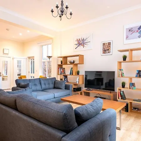 Open Plan City Living With 2 Ensuite Bedrooms *