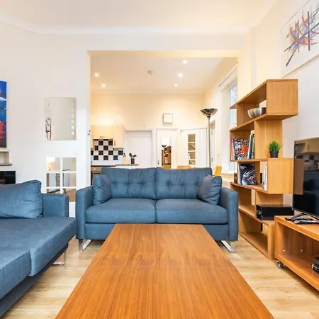 Open Plan City Living With 2 Ensuite Bedrooms *