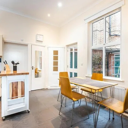 Open Plan City Living With 2 Ensuite Bedrooms *